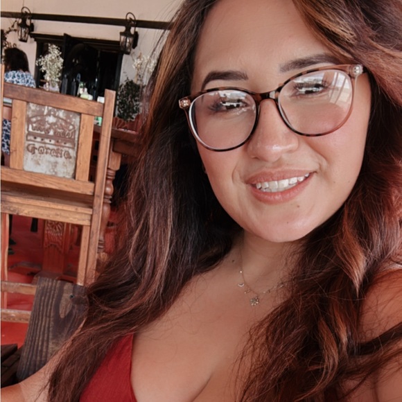 Meet your Posher, Alejandra - Picture 1 of 1